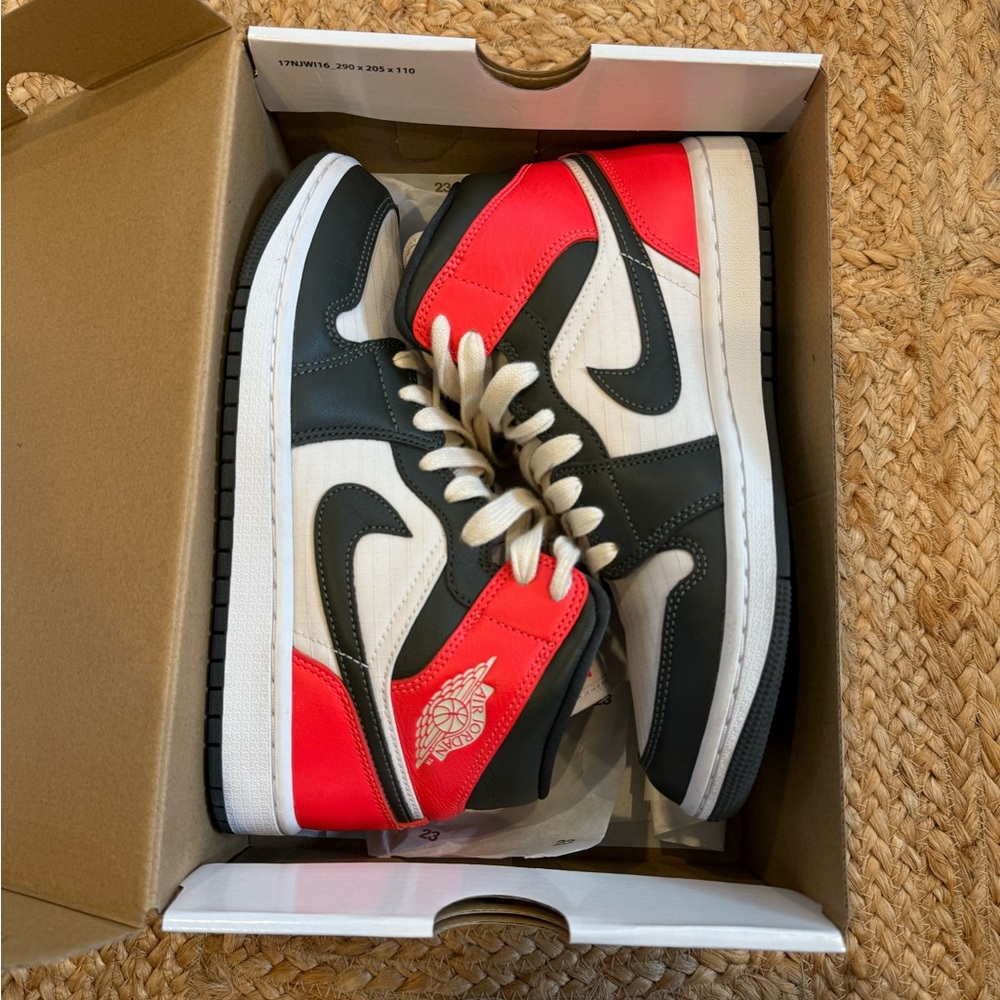 Like New - Women’s Jordan 1 Mid